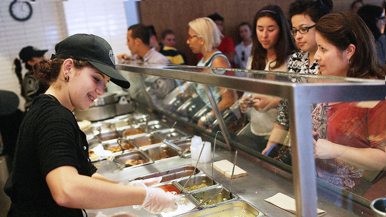 chipotle-employees-file-lawsuit-alleging-restaurant-doesn-t-pay-them